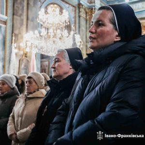 В Івано-Франківську на площі Шептицького, де відбулося освячення стрітенських свічок.