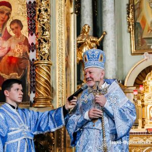 В Івано-Франківську на площі Шептицького, де відбулося освячення стрітенських свічок.