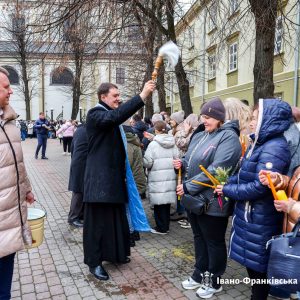 В Івано-Франківську на площі Шептицького, де відбулося освячення стрітенських свічок.