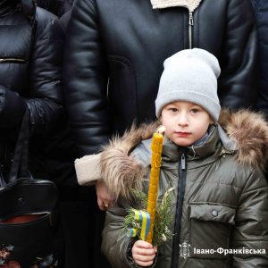 В Івано-Франківську на площі Шептицького, де відбулося освячення стрітенських свічок.