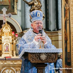 В Івано-Франківську на площі Шептицького, де відбулося освячення стрітенських свічок.