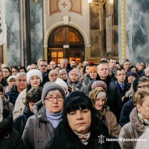 В Івано-Франківську на площі Шептицького, де відбулося освячення стрітенських свічок.