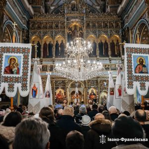 В Івано-Франківську на площі Шептицького, де відбулося освячення стрітенських свічок.