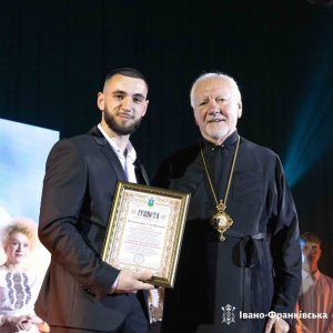 Митрополит Володимир вручив Патріарші грамоти наставникам Івано-Франківського коледжу фізичного виховання