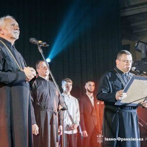 Митрополит Володимир вручив Патріарші грамоти наставникам Івано-Франківського коледжу фізичного виховання