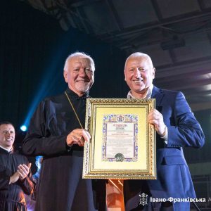 Митрополит Володимир вручив Патріарші грамоти наставникам Івано-Франківського коледжу фізичного виховання