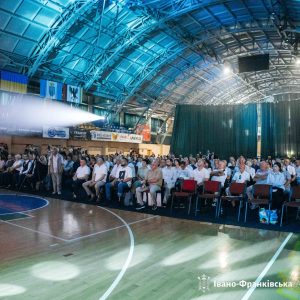 Митрополит Володимир вручив Патріарші грамоти наставникам Івано-Франківського коледжу фізичного виховання