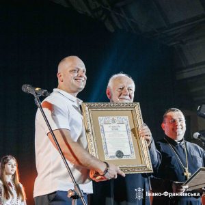 Митрополит Володимир вручив Патріарші грамоти наставникам Івано-Франківського коледжу фізичного виховання
