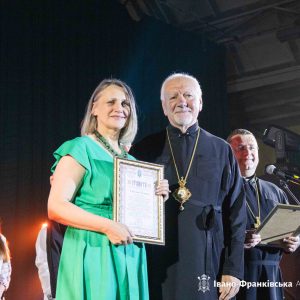 Митрополит Володимир вручив Патріарші грамоти наставникам Івано-Франківського коледжу фізичного виховання