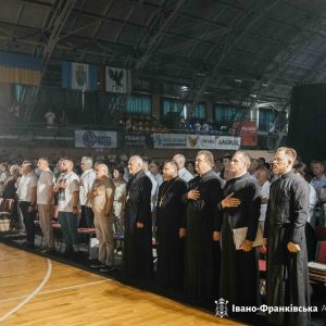 Митрополит Володимир вручив Патріарші грамоти наставникам Івано-Франківського коледжу фізичного виховання