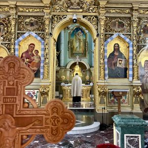 Напередодні Міжнародного дня знань при головній святині міста відбулася роздача портфелів з канцтоварами для дітей Воїнів