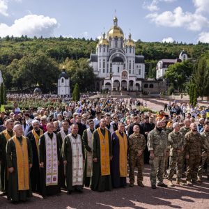 Військові, ветерани, капелани та родини Героїв зібралися у Зарваниці на Всеукраїнську прощу надії