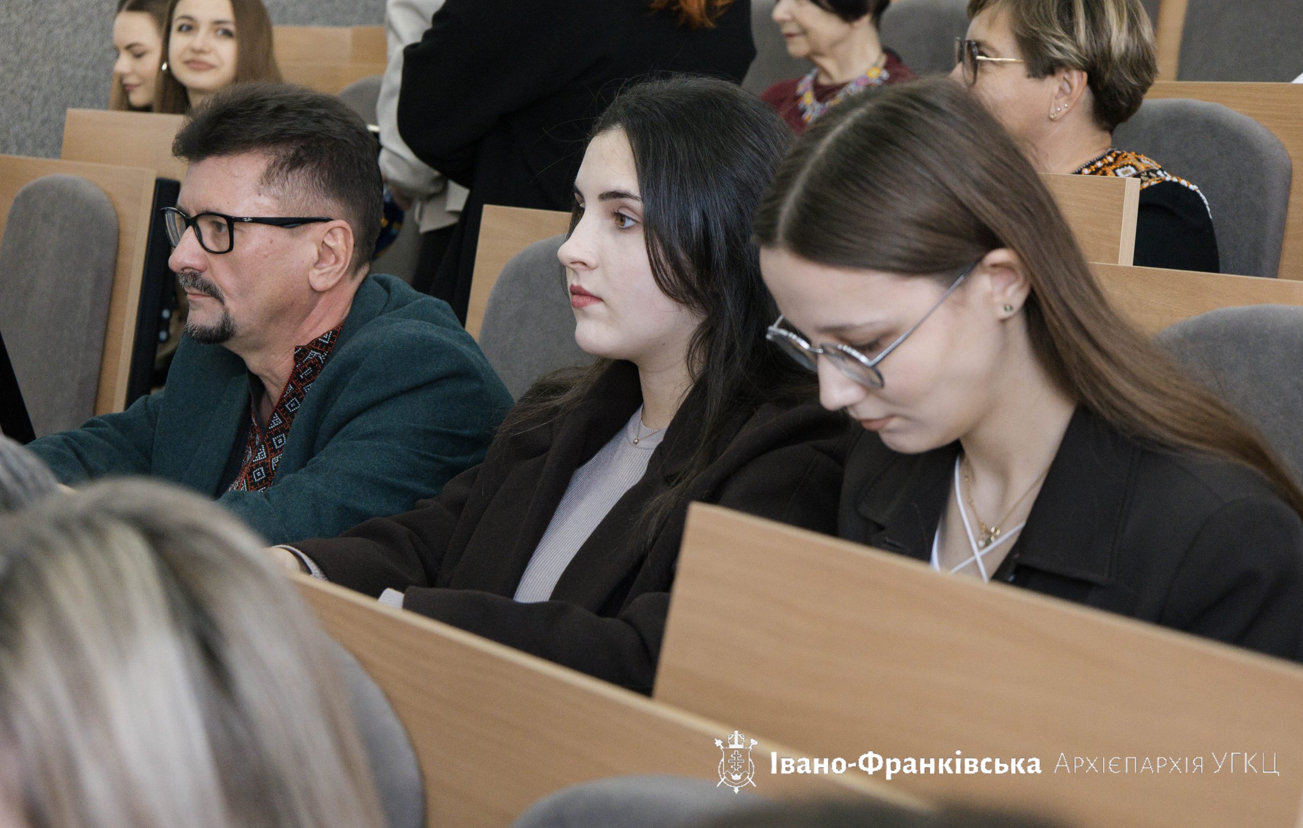 Священнослужителі Івано-Франківської Архієпархії долучилися до написання Всеукраїнського Радіодиктанту національної єдності Священнослужителі Івано-Франківської Архієпархії долучилися до написання Всеукраїнського Радіодиктанту національної єдності