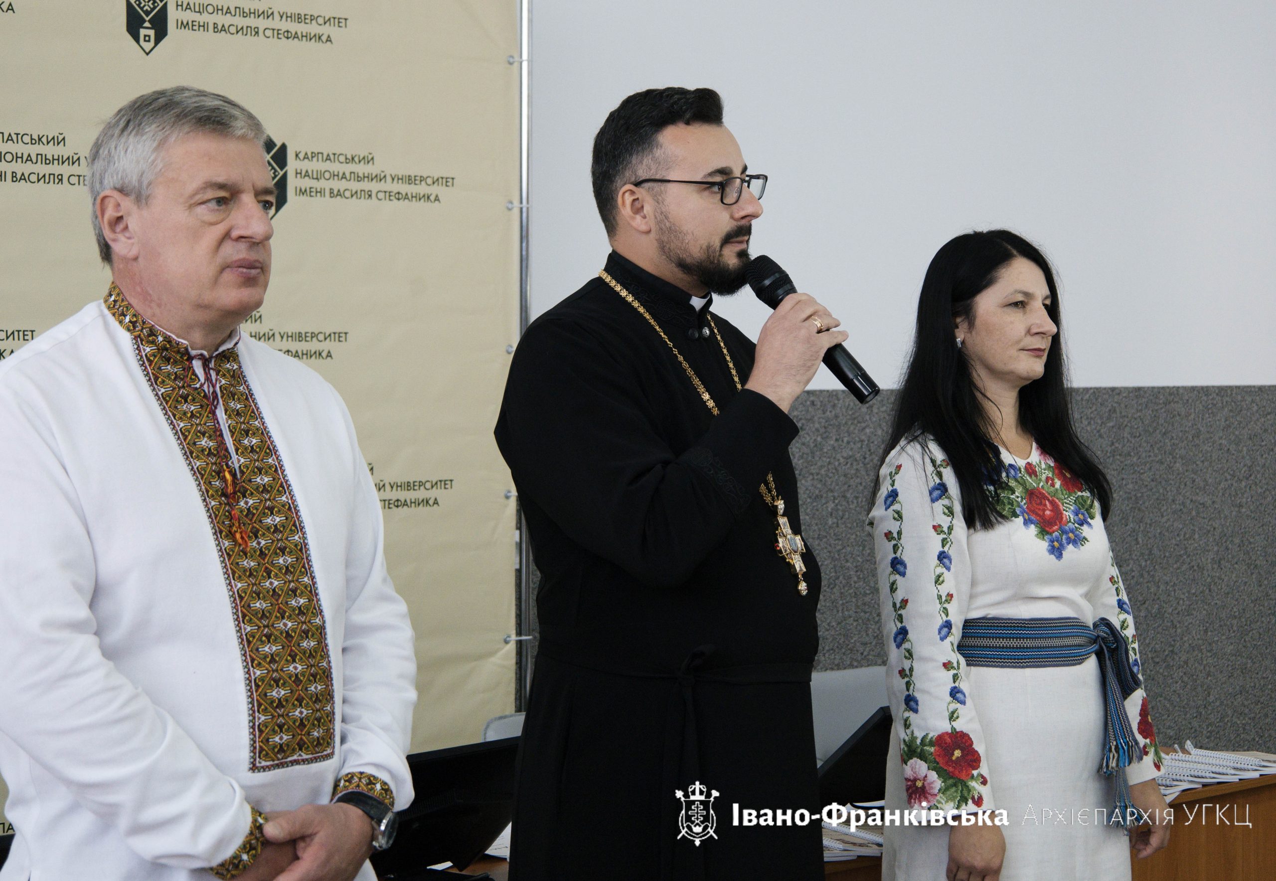 Священнослужителі Івано-Франківської Архієпархії долучилися до написання Всеукраїнського Радіодиктанту національної єдності Священнослужителі Івано-Франківської Архієпархії долучилися до написання Всеукраїнського Радіодиктанту національної єдності