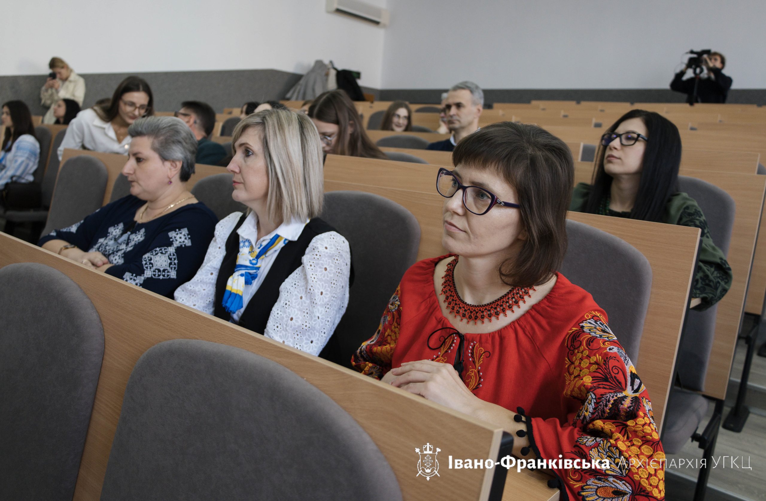 Священнослужителі Івано-Франківської Архієпархії долучилися до написання Всеукраїнського Радіодиктанту національної єдності Священнослужителі Івано-Франківської Архієпархії долучилися до написання Всеукраїнського Радіодиктанту національної єдності