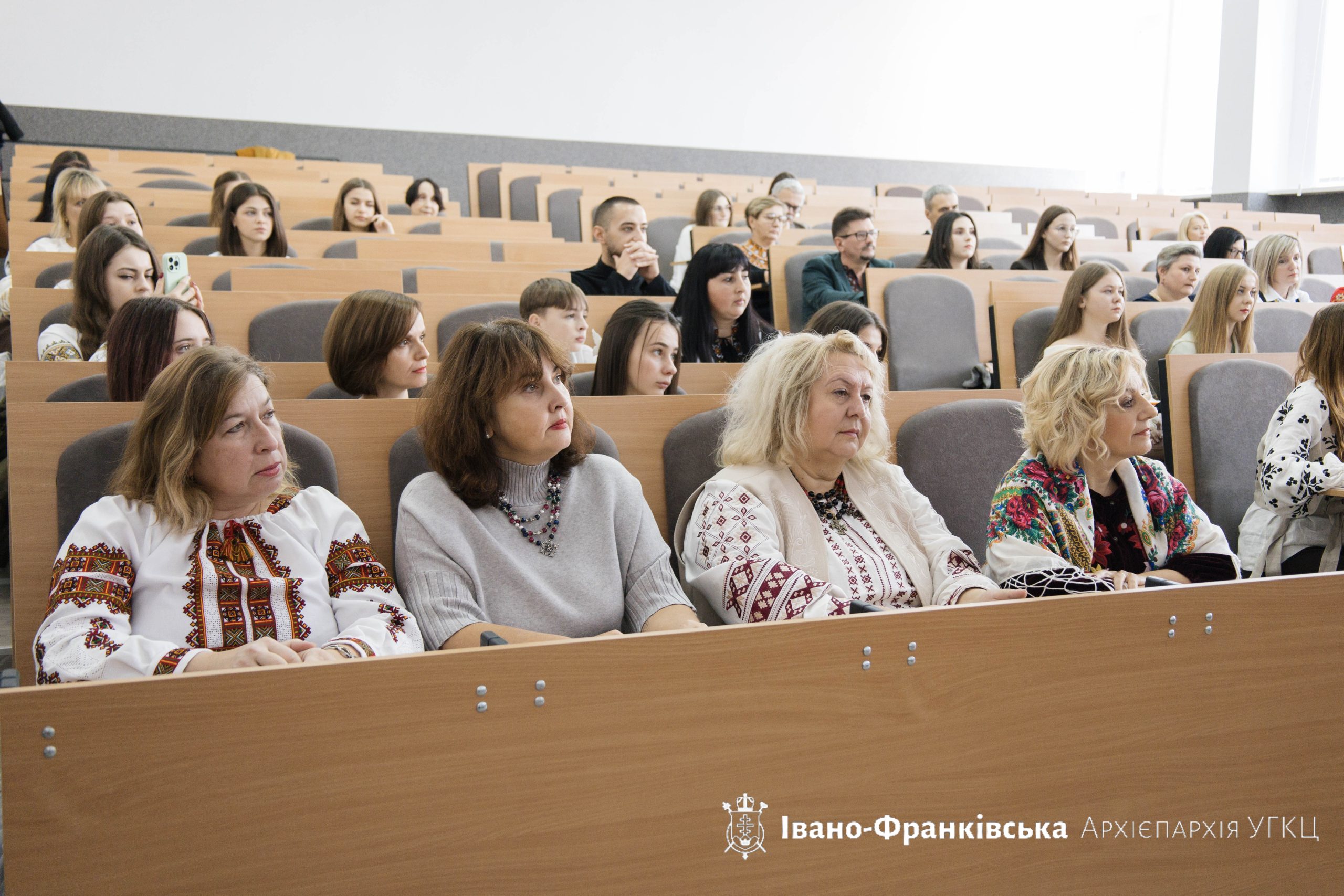 Священнослужителі Івано-Франківської Архієпархії долучилися до написання Всеукраїнського Радіодиктанту національної єдності Священнослужителі Івано-Франківської Архієпархії долучилися до написання Всеукраїнського Радіодиктанту національної єдності