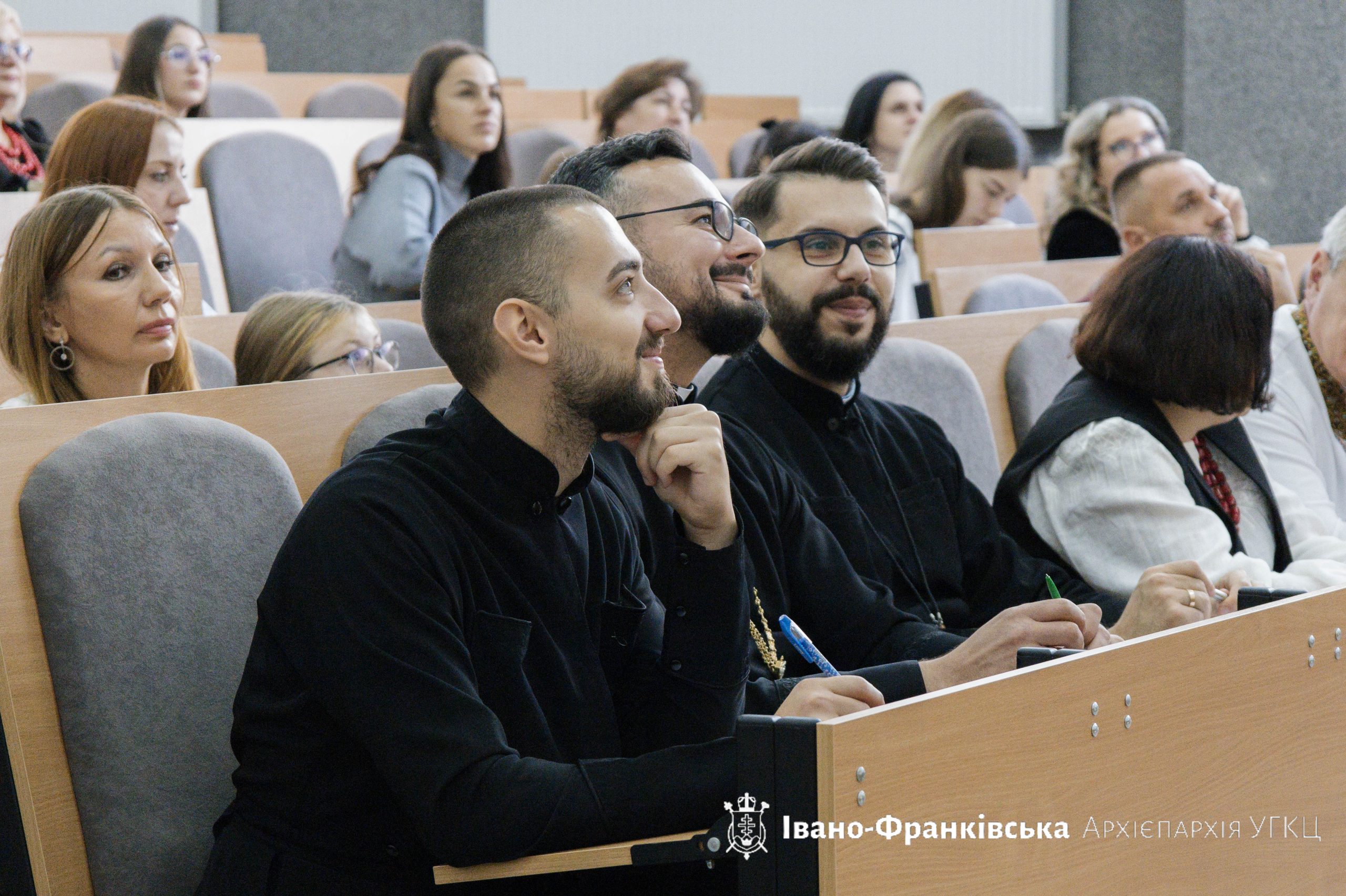 Священнослужителі Івано-Франківської Архієпархії долучилися до написання Всеукраїнського Радіодиктанту національної єдності Священнослужителі Івано-Франківської Архієпархії долучилися до написання Всеукраїнського Радіодиктанту національної єдності