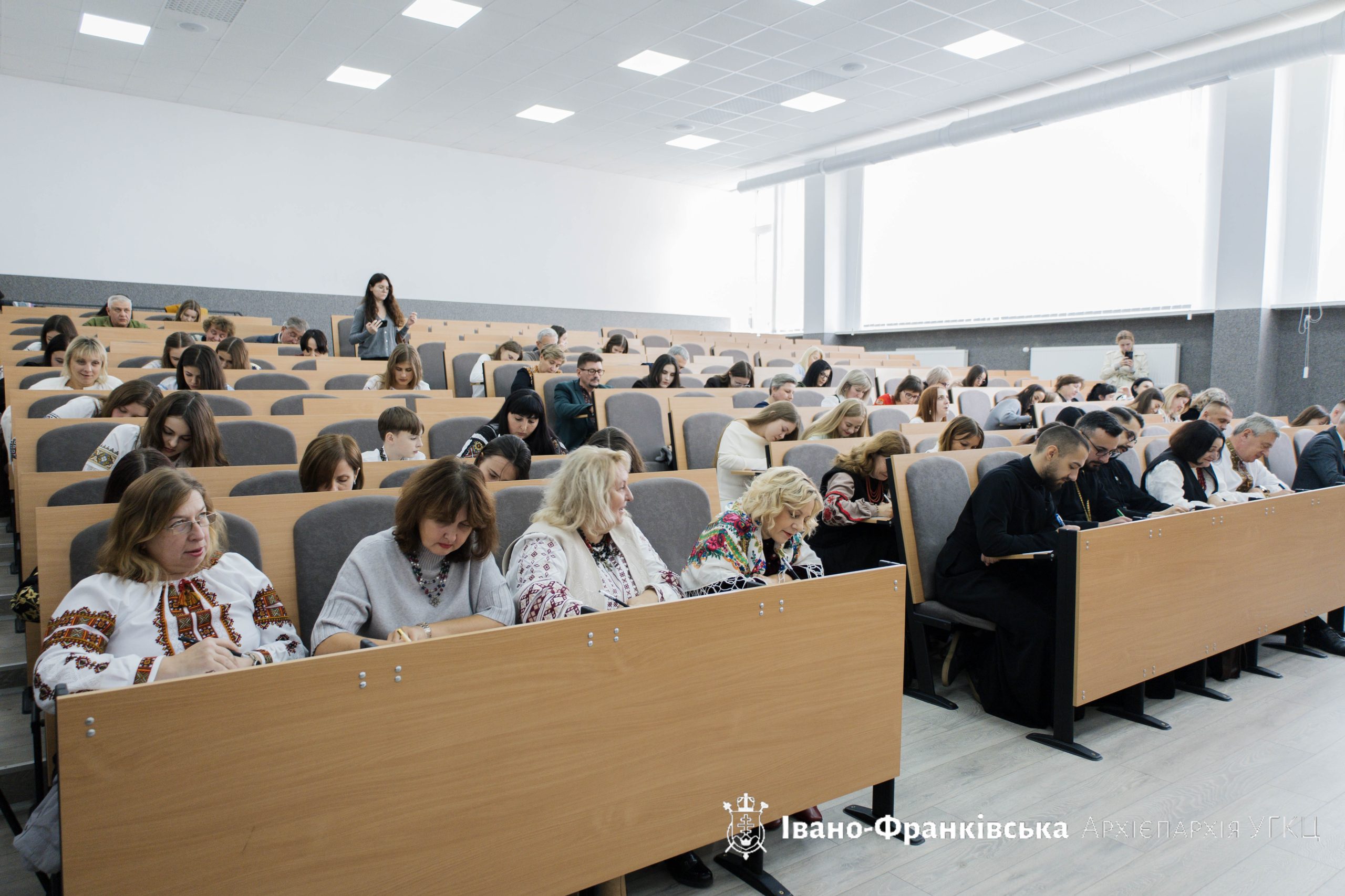 Священнослужителі Івано-Франківської Архієпархії долучилися до написання Всеукраїнського Радіодиктанту національної єдності Священнослужителі Івано-Франківської Архієпархії долучилися до написання Всеукраїнського Радіодиктанту національної єдності