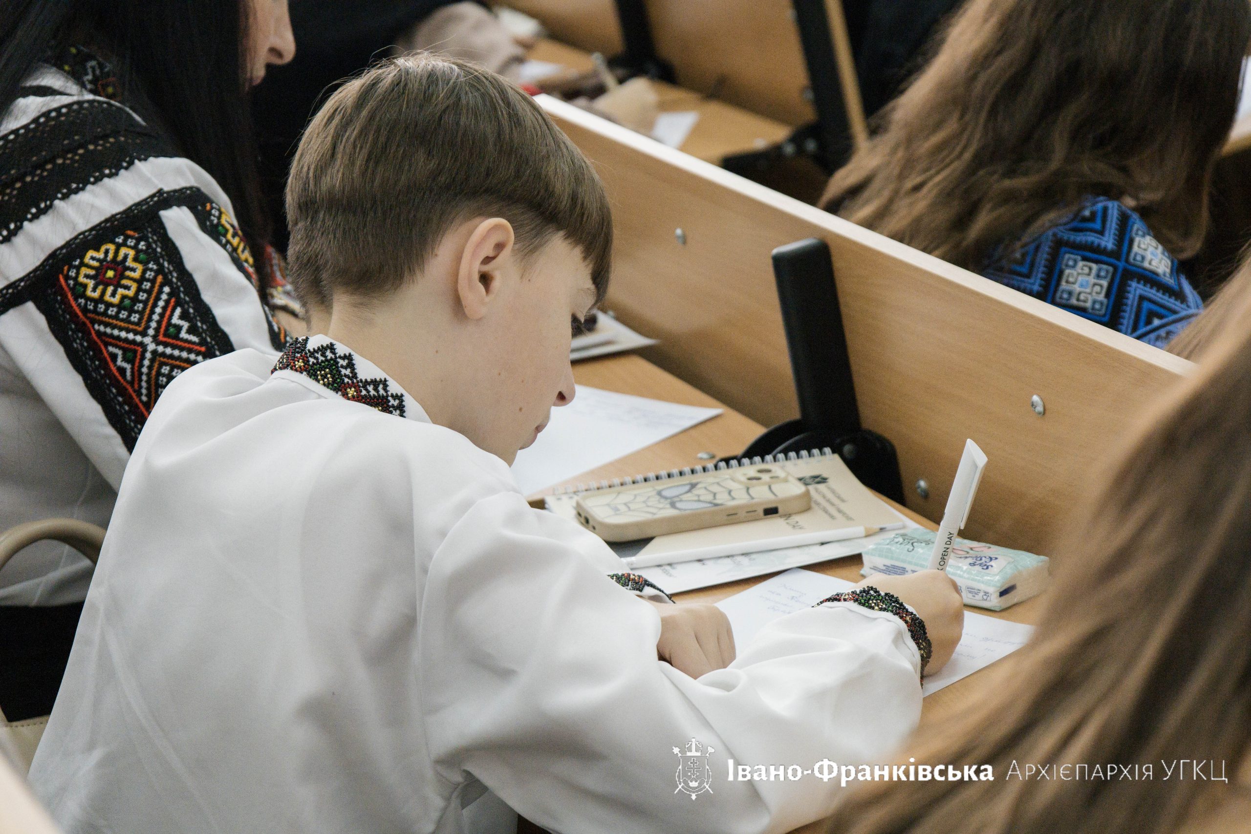 Священнослужителі Івано-Франківської Архієпархії долучилися до написання Всеукраїнського Радіодиктанту національної єдності Священнослужителі Івано-Франківської Архієпархії долучилися до написання Всеукраїнського Радіодиктанту національної єдності