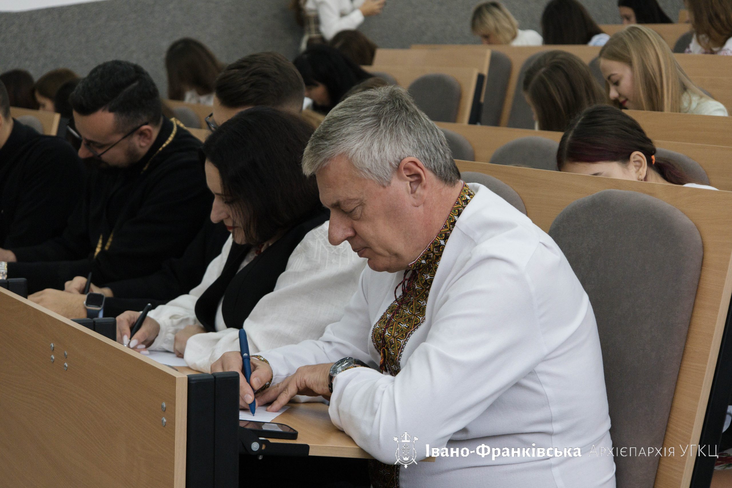 Священнослужителі Івано-Франківської Архієпархії долучилися до написання Всеукраїнського Радіодиктанту національної єдності Священнослужителі Івано-Франківської Архієпархії долучилися до написання Всеукраїнського Радіодиктанту національної єдності