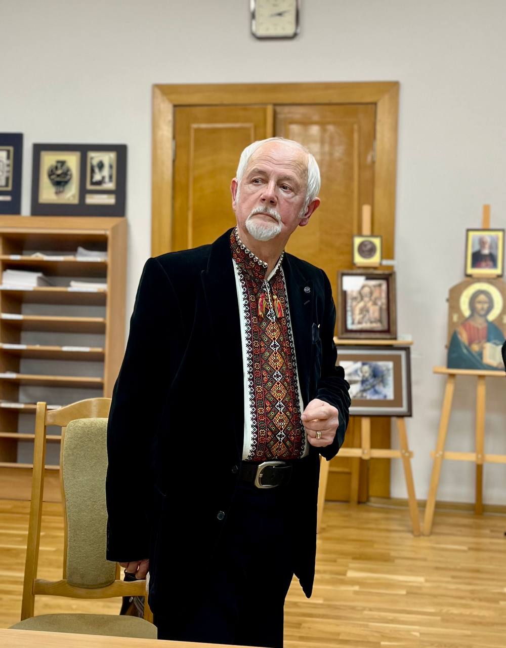 Митрополит Володимир Війтишин відзначив грамотою відомого митця Дмитра Сивака Митрополит Володимир Війтишин відзначив грамотою відомого митця Дмитра Сивака