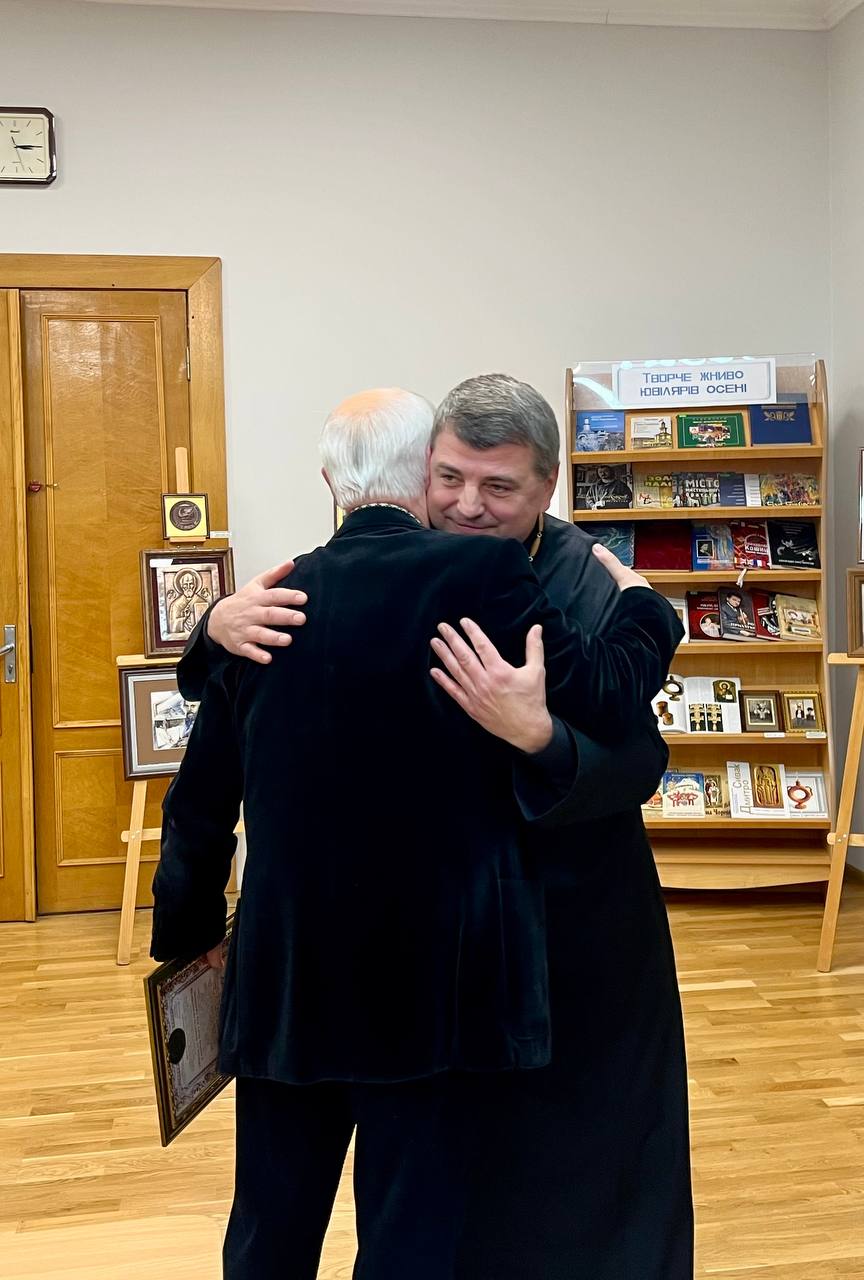 Митрополит Володимир Війтишин відзначив грамотою відомого митця Дмитра Сивака Митрополит Володимир Війтишин відзначив грамотою відомого митця Дмитра Сивака