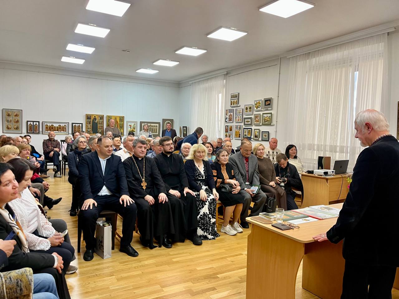 Митрополит Володимир Війтишин відзначив грамотою відомого митця Дмитра Сивака Митрополит Володимир Війтишин відзначив грамотою відомого митця Дмитра Сивака