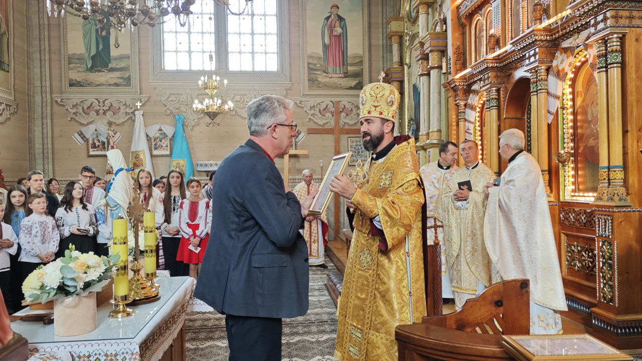 Владика Микола візитував столітній храм св. влкмцц. Параскевії у Брошневі Владика Микола візитував столітній храм св. влкмцц. Параскевії у Брошневі