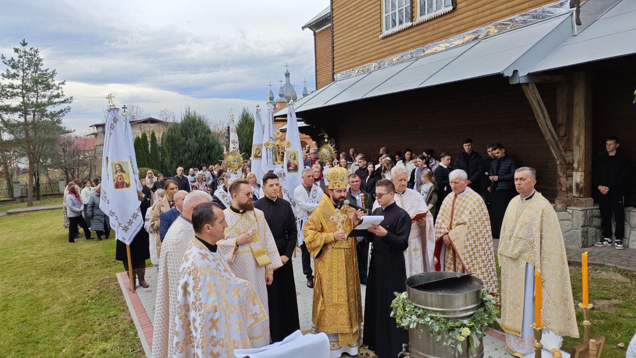 Владика Микола візитував столітній храм св. влкмцц. Параскевії у Брошневі Владика Микола візитував столітній храм св. влкмцц. Параскевії у Брошневі