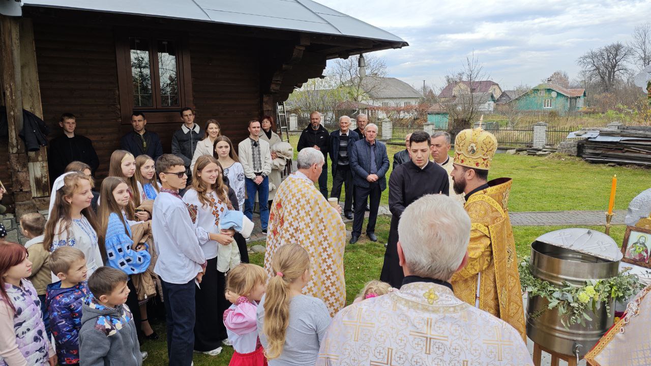 Владика Микола візитував столітній храм св. влкмцц. Параскевії у Брошневі Владика Микола візитував столітній храм св. влкмцц. Параскевії у Брошневі