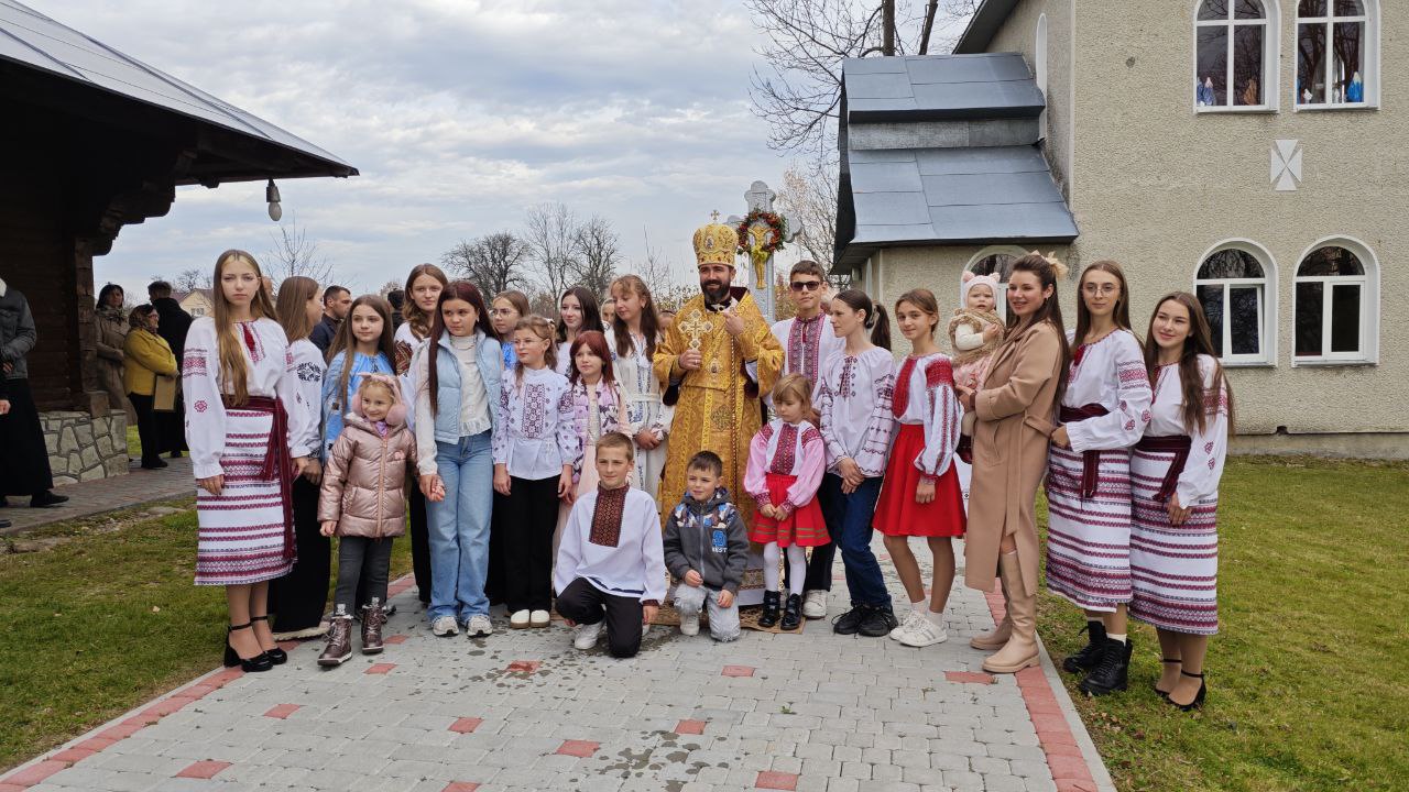 Владика Микола візитував столітній храм св. влкмцц. Параскевії у Брошневі Владика Микола візитував столітній храм св. влкмцц. Параскевії у Брошневі