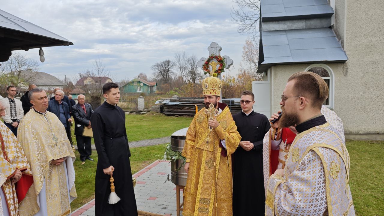 Владика Микола візитував столітній храм св. влкмцц. Параскевії у Брошневі Владика Микола візитував столітній храм св. влкмцц. Параскевії у Брошневі