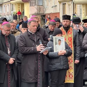 Глава УГКЦ з католицькими єпископами України на місці трагедії в Тернополі: «Ваш біль є болем усього тіла Христової Церкви» Глава УГКЦ з католицькими єпископами України на місці трагедії в Тернополі: «Ваш біль є болем усього тіла Христової Церкви»