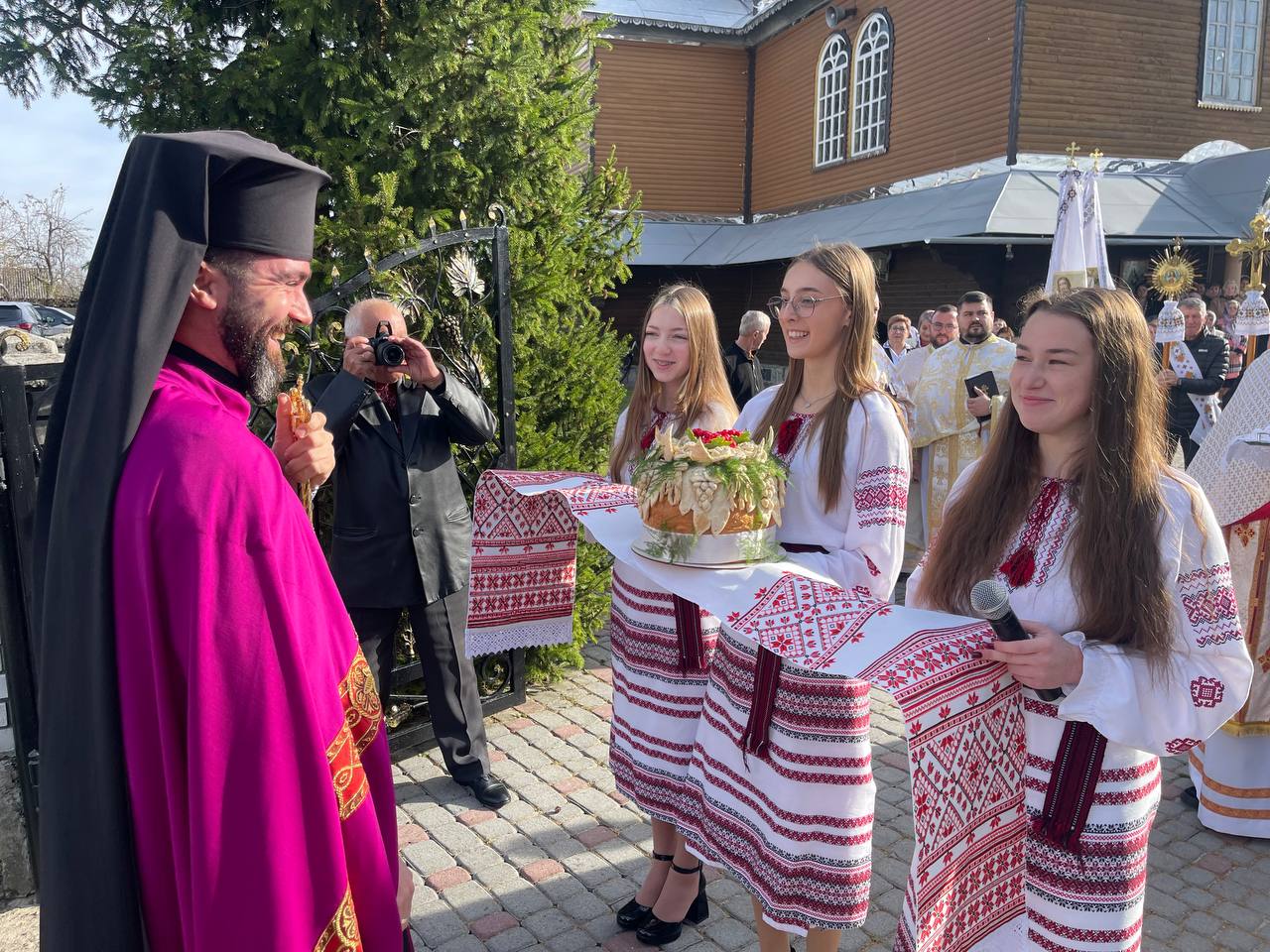 Владика Микола візитував столітній храм св. влкмцц. Параскевії у Брошневі Владика Микола візитував столітній храм св. влкмцц. Параскевії у Брошневі