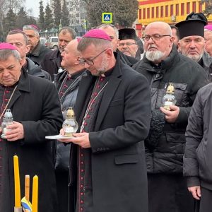 Глава УГКЦ з католицькими єпископами України на місці трагедії в Тернополі: «Ваш біль є болем усього тіла Христової Церкви» Глава УГКЦ з католицькими єпископами України на місці трагедії в Тернополі: «Ваш біль є болем усього тіла Христової Церкви»