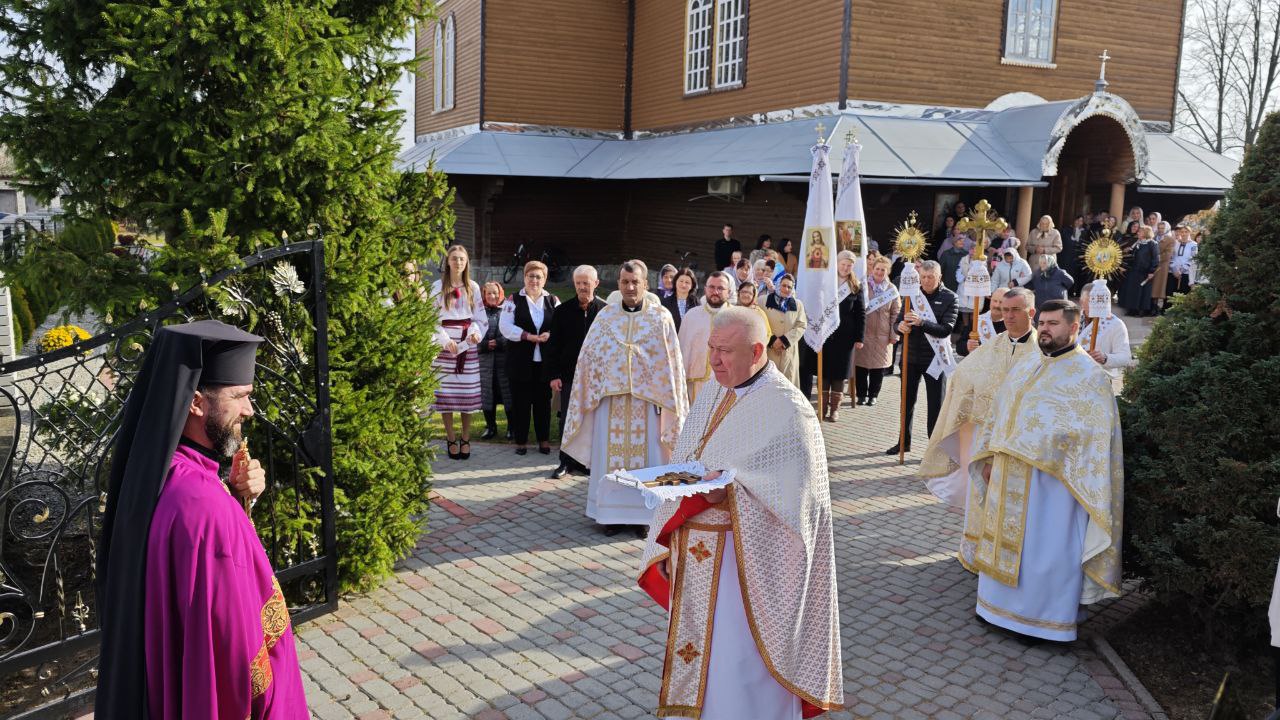 Владика Микола візитував столітній храм св. влкмцц. Параскевії у Брошневі Владика Микола візитував столітній храм св. влкмцц. Параскевії у Брошневі