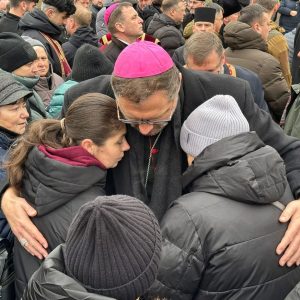 Глава УГКЦ з католицькими єпископами України на місці трагедії в Тернополі: «Ваш біль є болем усього тіла Христової Церкви» Глава УГКЦ з католицькими єпископами України на місці трагедії в Тернополі: «Ваш біль є болем усього тіла Христової Церкви»