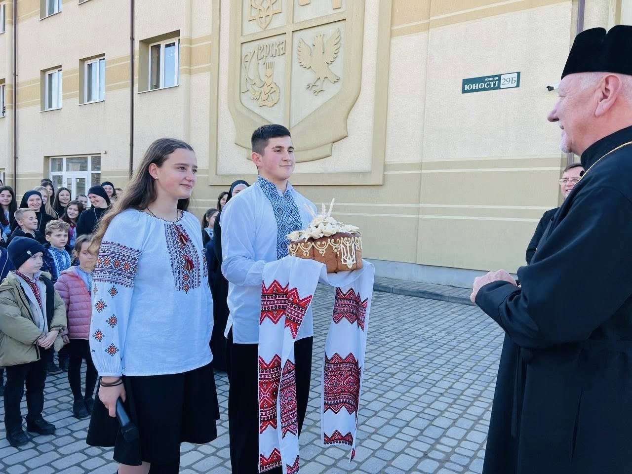 Владика Володимир відвідав Католицьку школу ім. Софрона Дмитерка у Микитинцях Владика Володимир відвідав Католицьку школу ім. Софрона Дмитерка у Микитинцях