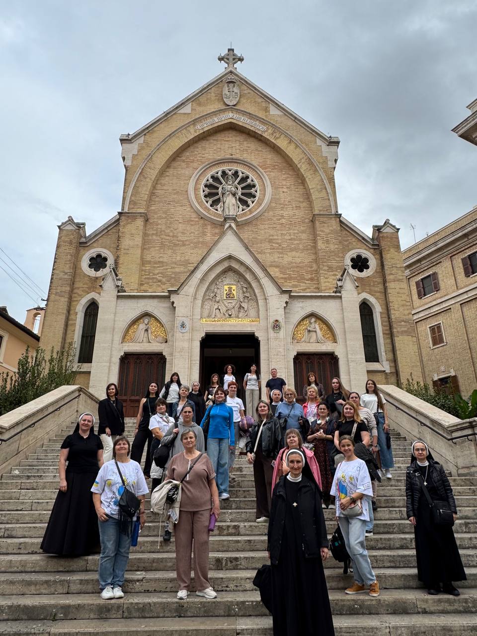 Спільнота Католицької початкової школи здійснила паломництво святинями Європи Спільнота Католицької початкової школи здійснила паломництво святинями Європи