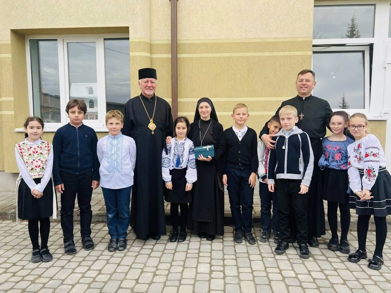 Владика Володимир відвідав Католицьку школу ім. Софрона Дмитерка у Микитинцях Владика Володимир відвідав Католицьку школу ім. Софрона Дмитерка у Микитинцях