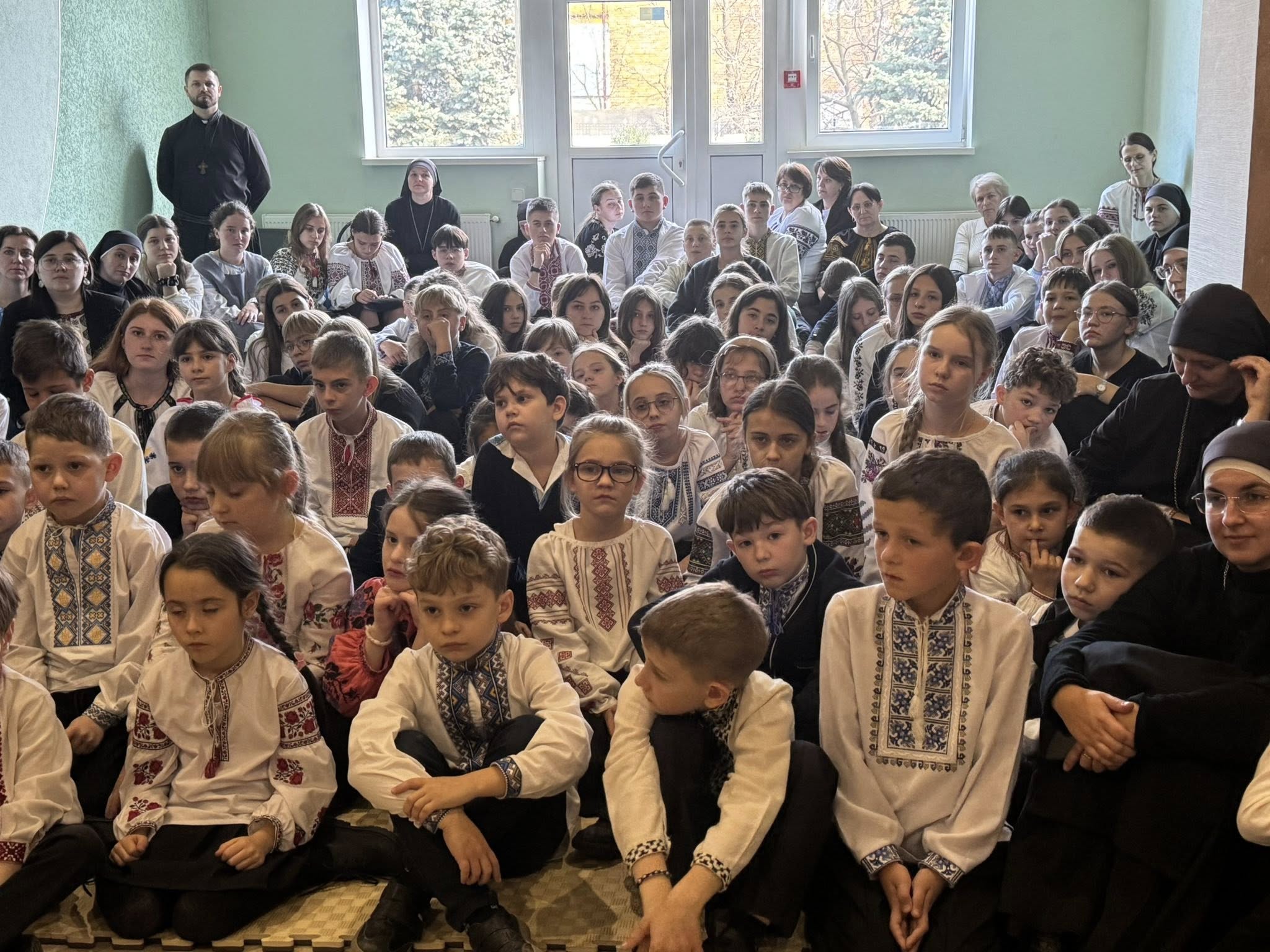 Владика Володимир відвідав Католицьку школу ім. Софрона Дмитерка у Микитинцях Владика Володимир відвідав Католицьку школу ім. Софрона Дмитерка у Микитинцях