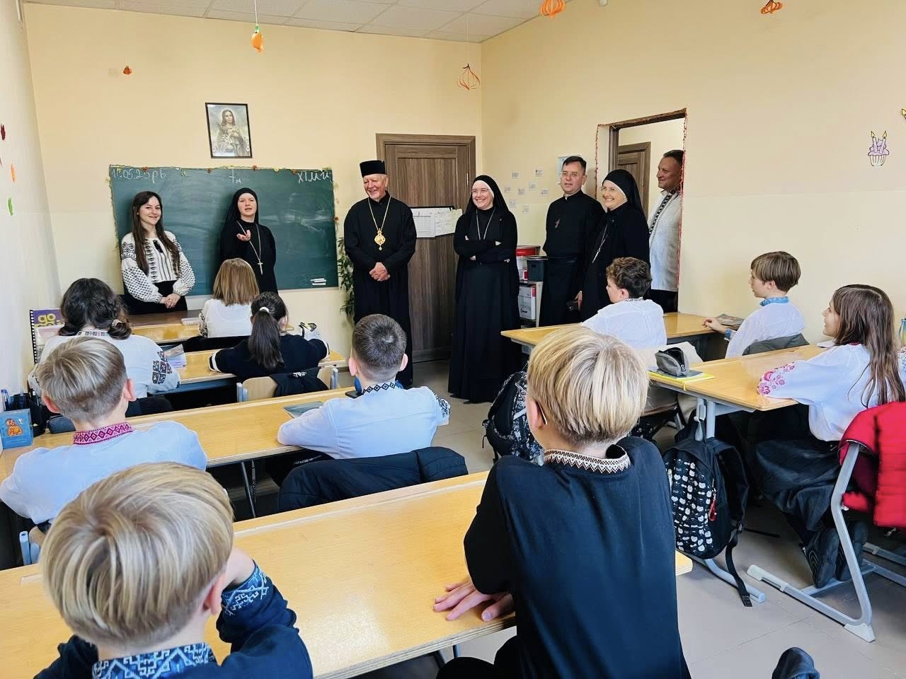 Владика Володимир відвідав Католицьку школу ім. Софрона Дмитерка у Микитинцях Владика Володимир відвідав Католицьку школу ім. Софрона Дмитерка у Микитинцях
