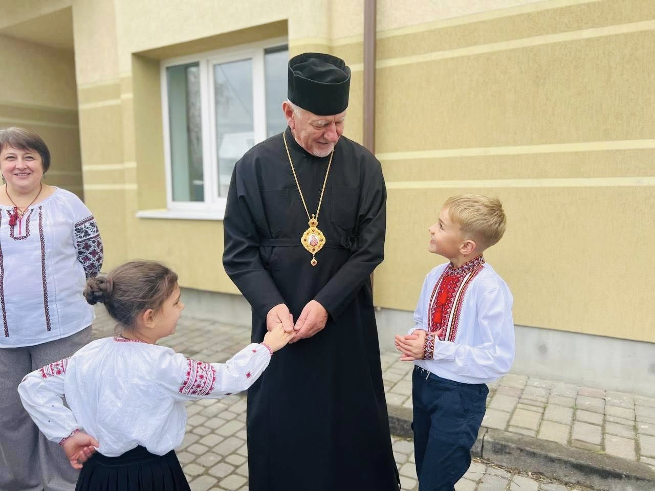 Владика Володимир відвідав Католицьку школу ім. Софрона Дмитерка у Микитинцях Владика Володимир відвідав Католицьку школу ім. Софрона Дмитерка у Микитинцях