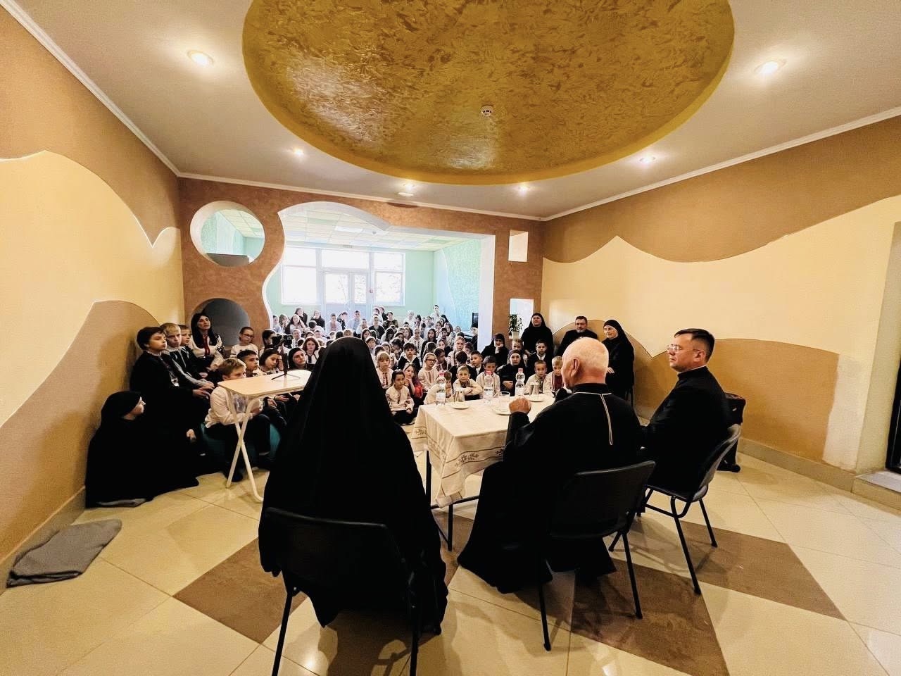 Владика Володимир відвідав Католицьку школу ім. Софрона Дмитерка у Микитинцях Владика Володимир відвідав Католицьку школу ім. Софрона Дмитерка у Микитинцях