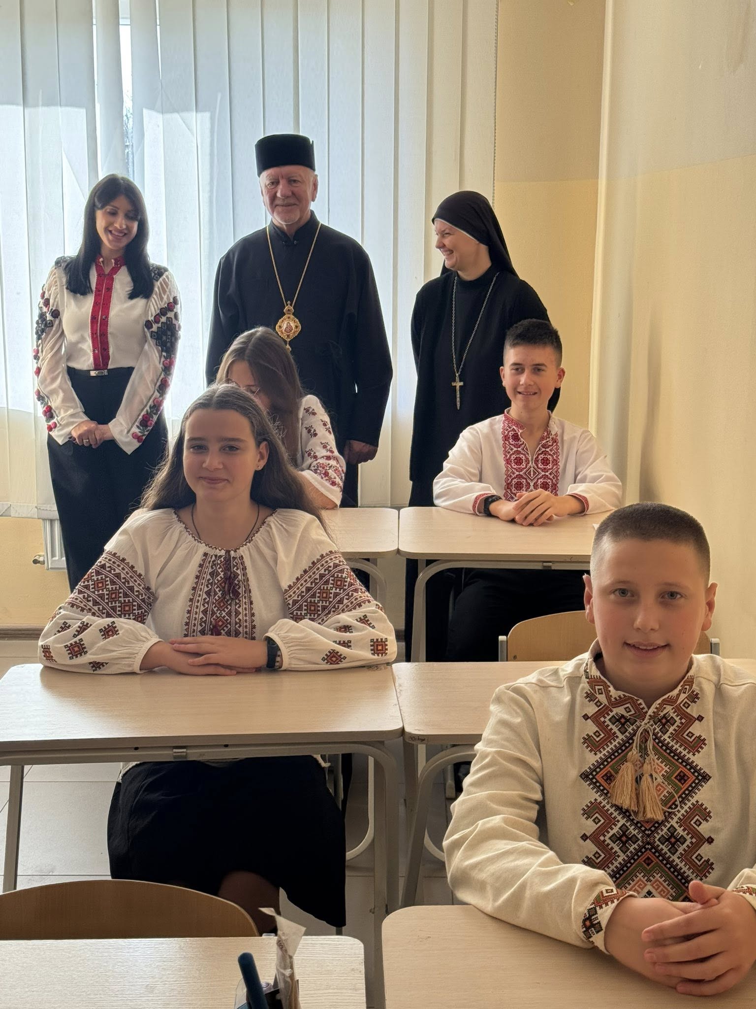 Владика Володимир відвідав Католицьку школу ім. Софрона Дмитерка у Микитинцях Владика Володимир відвідав Католицьку школу ім. Софрона Дмитерка у Микитинцях