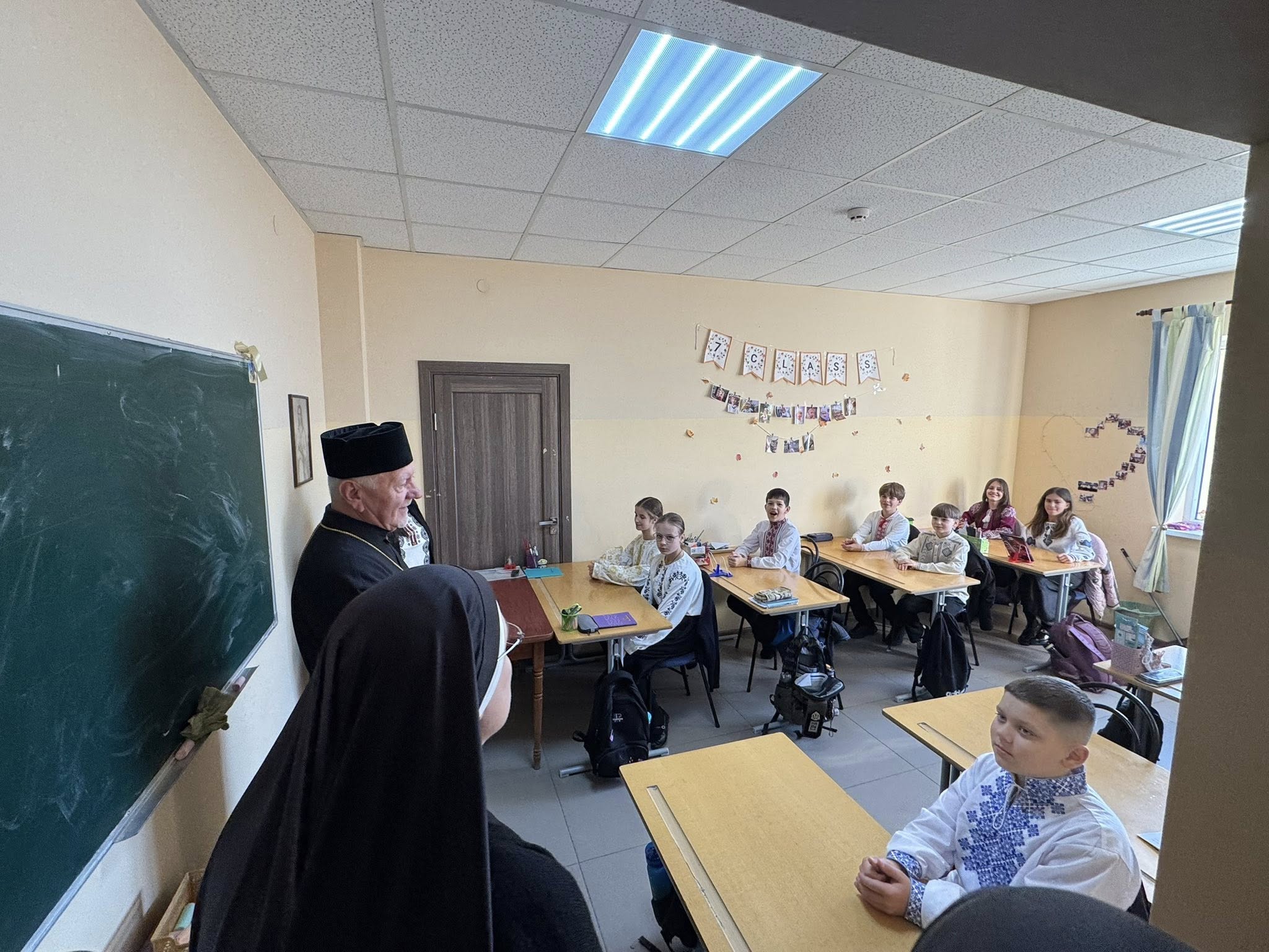Владика Володимир відвідав Католицьку школу ім. Софрона Дмитерка у Микитинцях Владика Володимир відвідав Католицьку школу ім. Софрона Дмитерка у Микитинцях