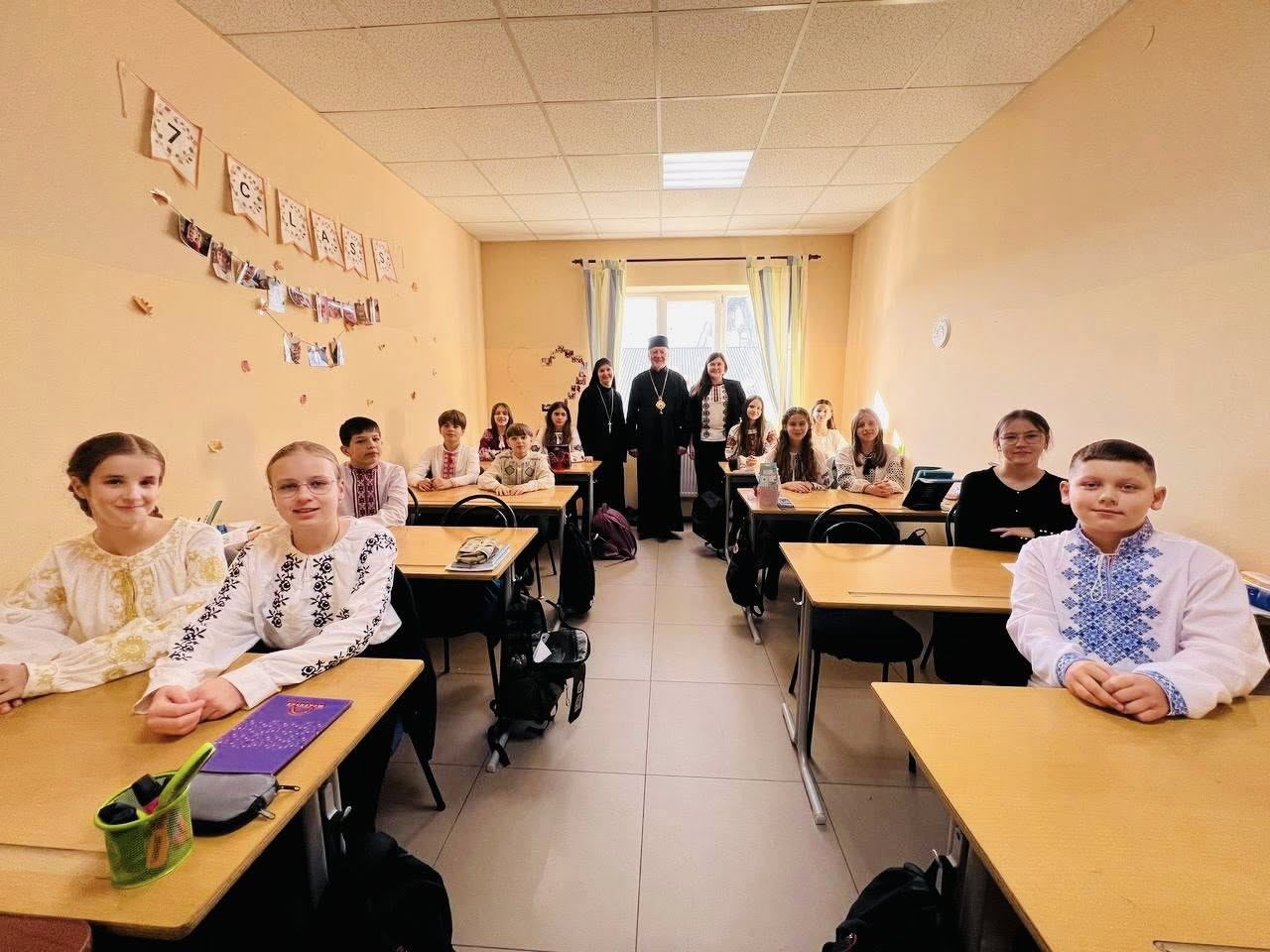 Владика Володимир відвідав Католицьку школу ім. Софрона Дмитерка у Микитинцях Владика Володимир відвідав Католицьку школу ім. Софрона Дмитерка у Микитинцях