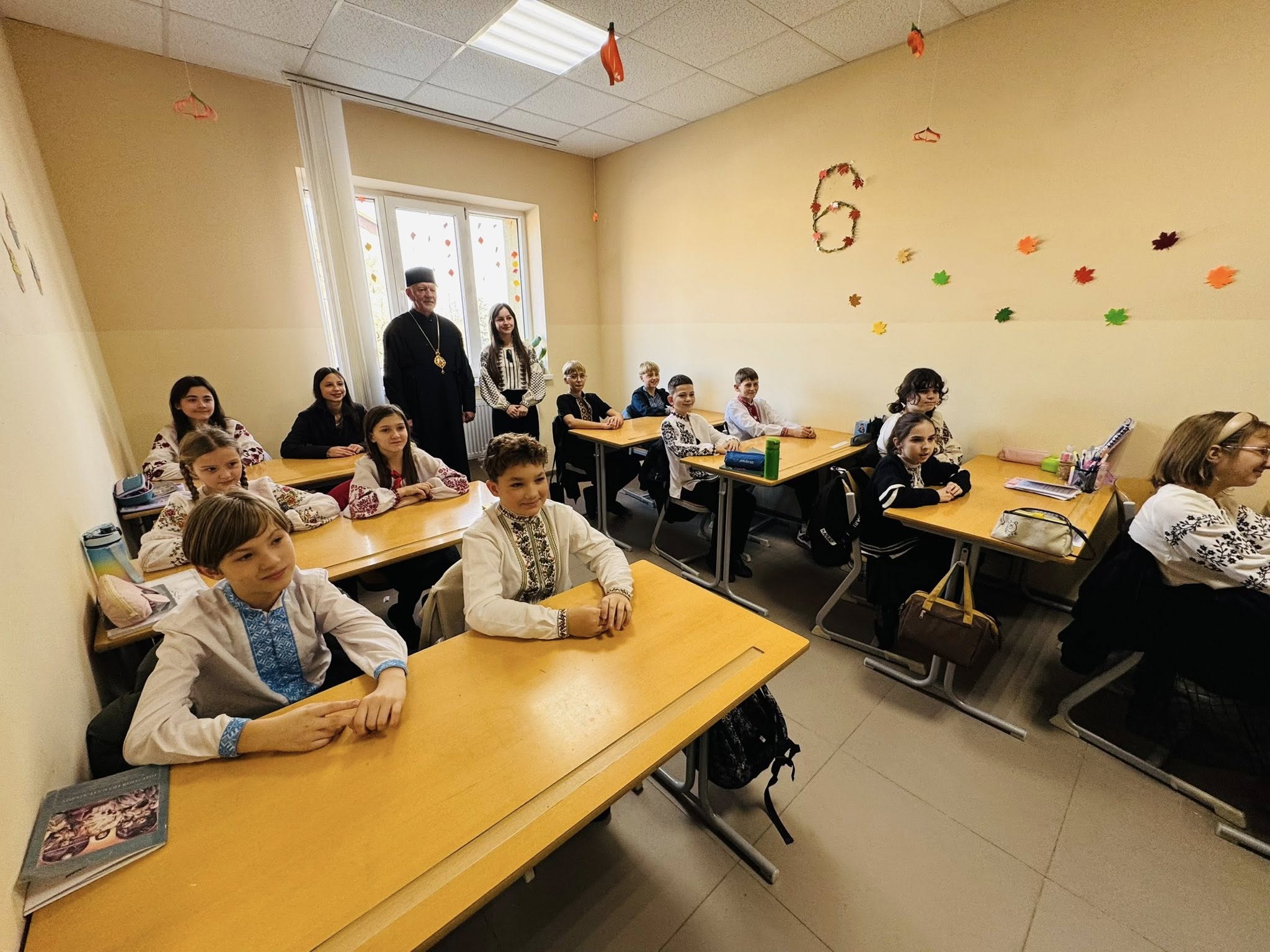 Владика Володимир відвідав Католицьку школу ім. Софрона Дмитерка у Микитинцях Владика Володимир відвідав Католицьку школу ім. Софрона Дмитерка у Микитинцях