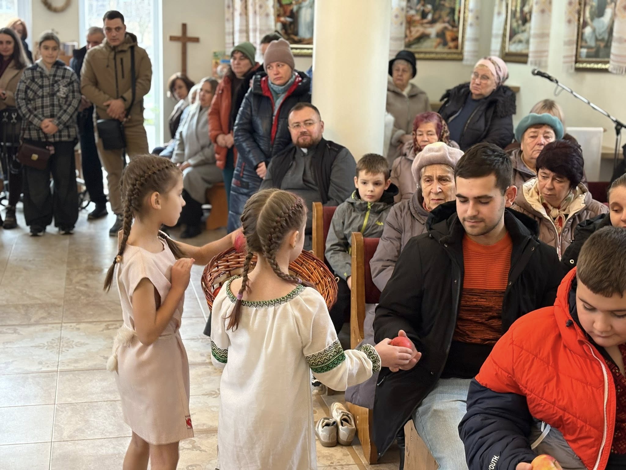 Юні вірні парафії Вознесіння Господнього провели мистецький захід, вшановуючи жертви Голодомору Юні вірні парафії Вознесіння Господнього провели мистецький захід, вшановуючи жертви Голодомору