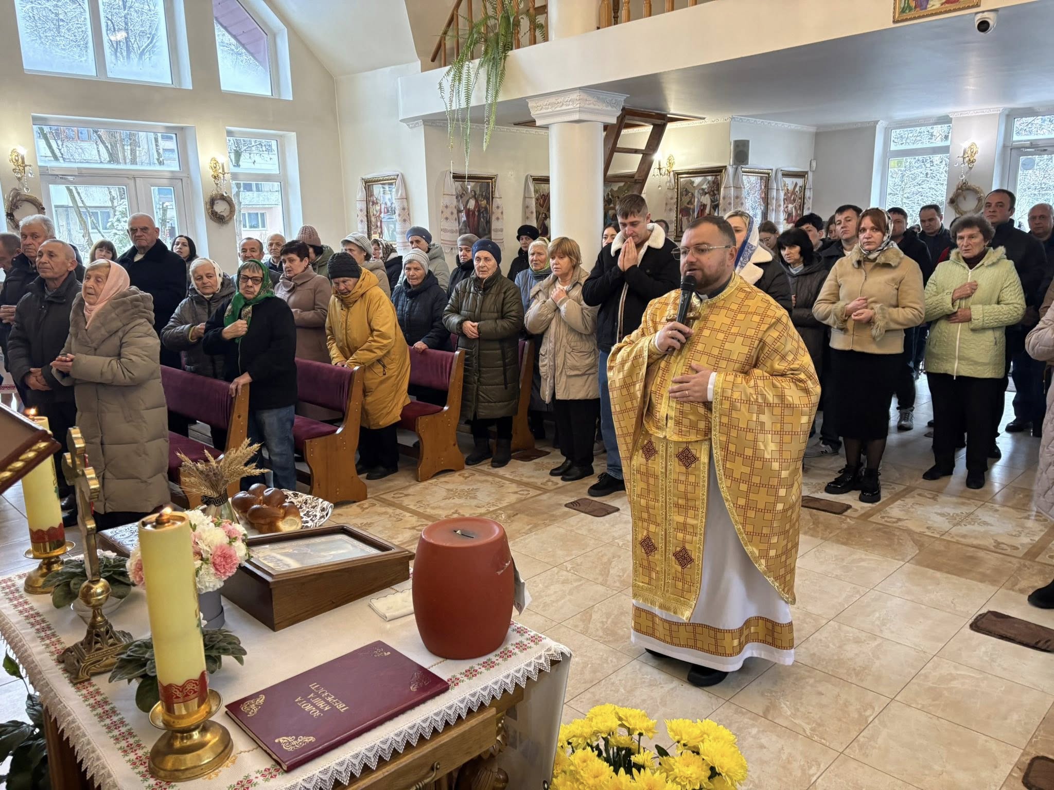 Юні вірні парафії Вознесіння Господнього провели мистецький захід, вшановуючи жертви Голодомору Юні вірні парафії Вознесіння Господнього провели мистецький захід, вшановуючи жертви Голодомору